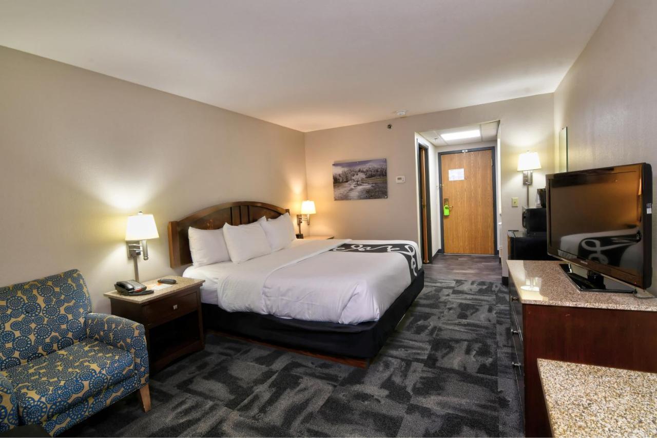 King Room at La Quinta Inn & Suites by Wyndham Springfield South