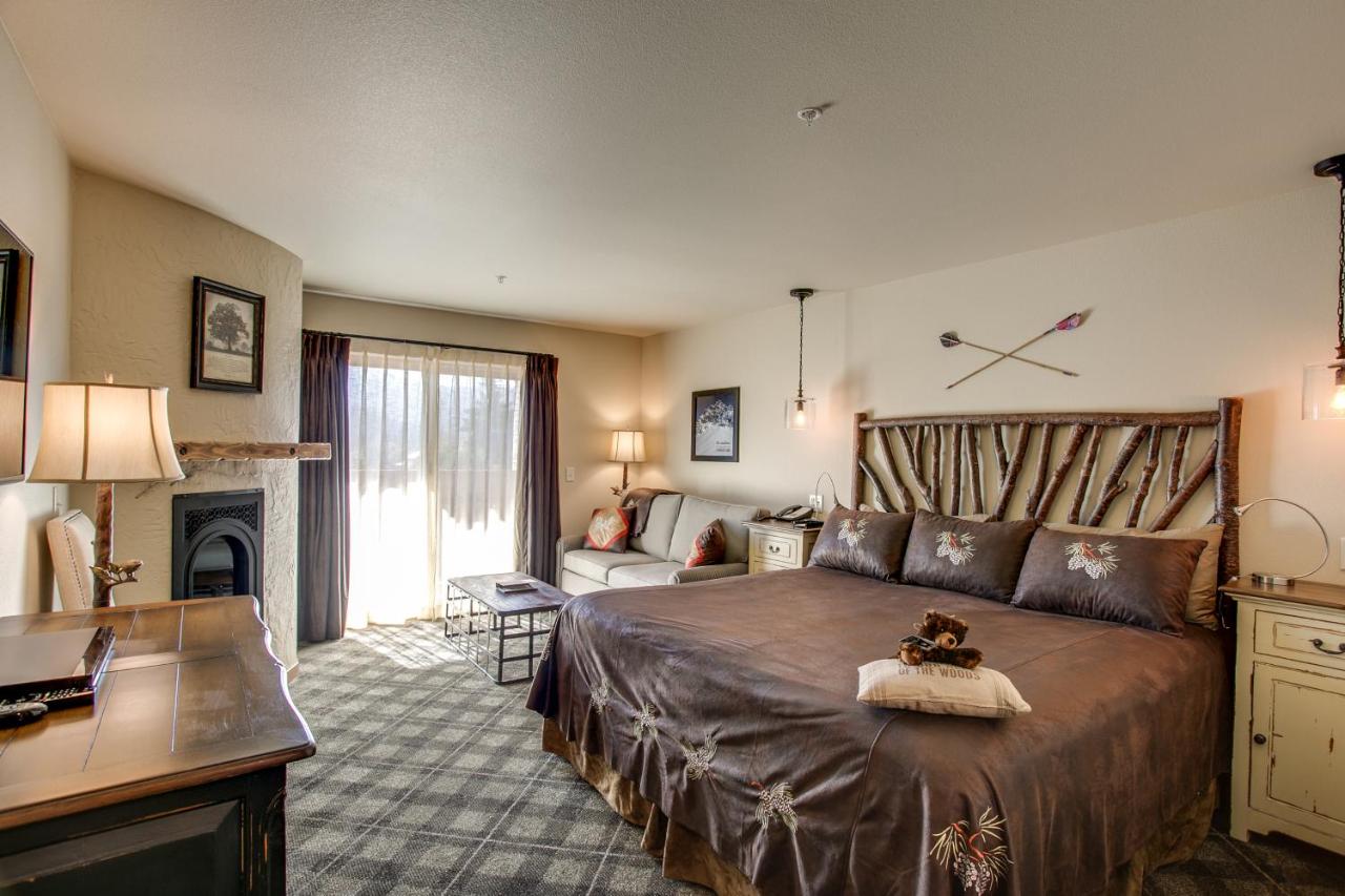 King Room with Balcony at Bavarian Lodge