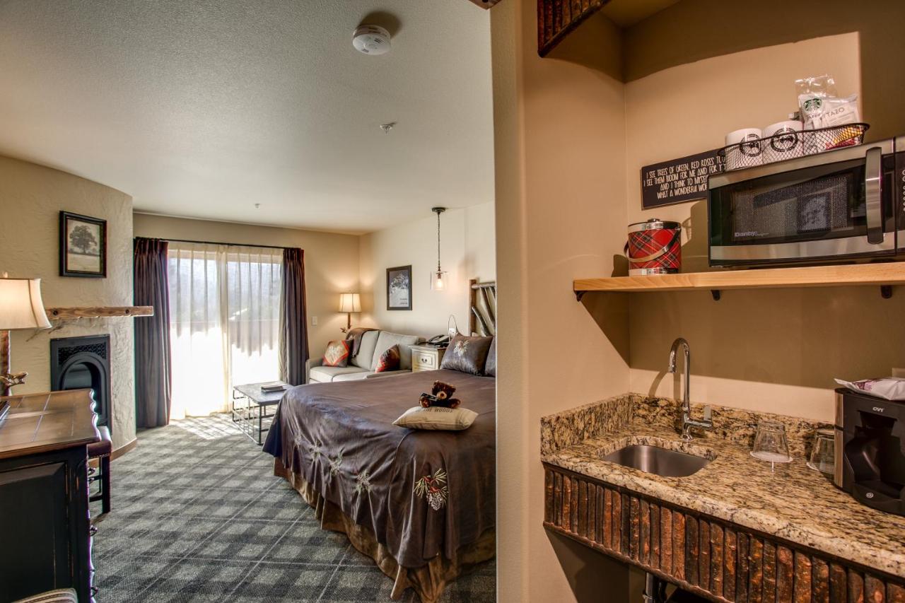 King Room with Balcony at Bavarian Lodge