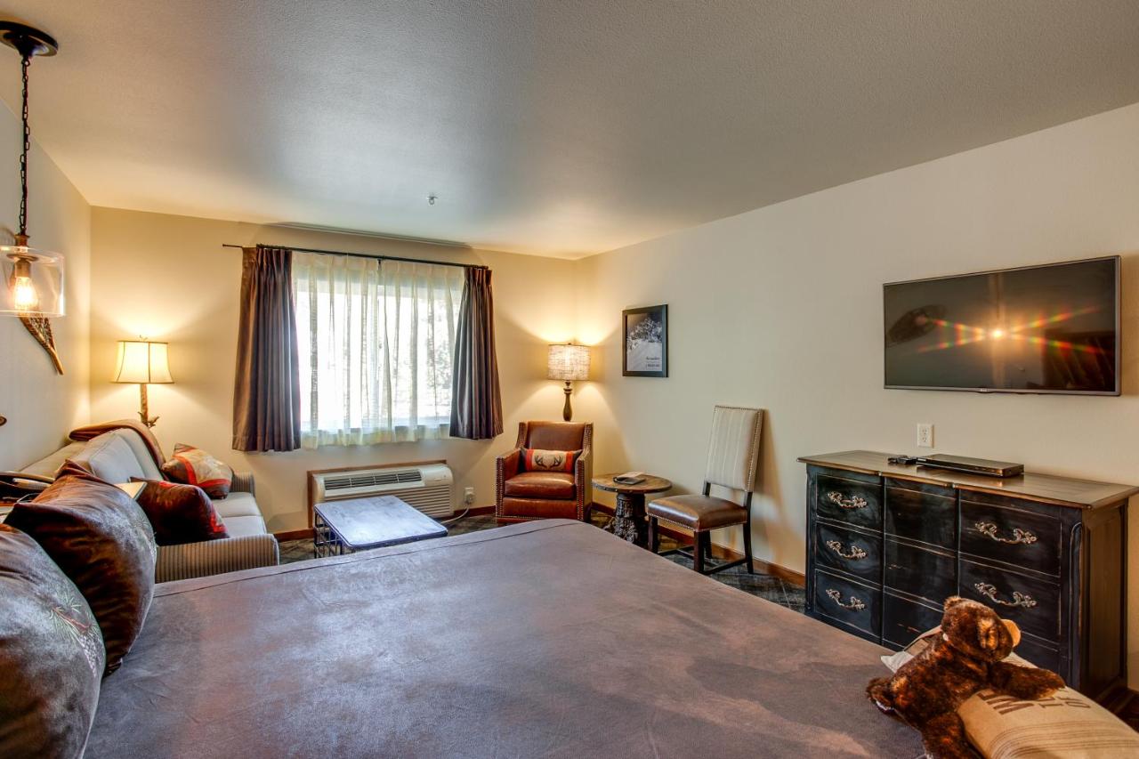 King Room with Mountain View at Bavarian Lodge