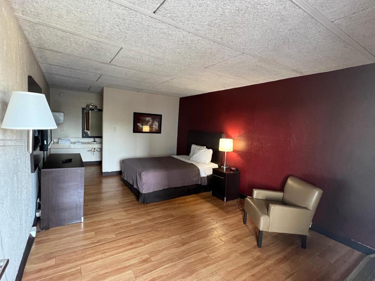 1 Queen Bed Non Smoking at Knights Inn Ashland