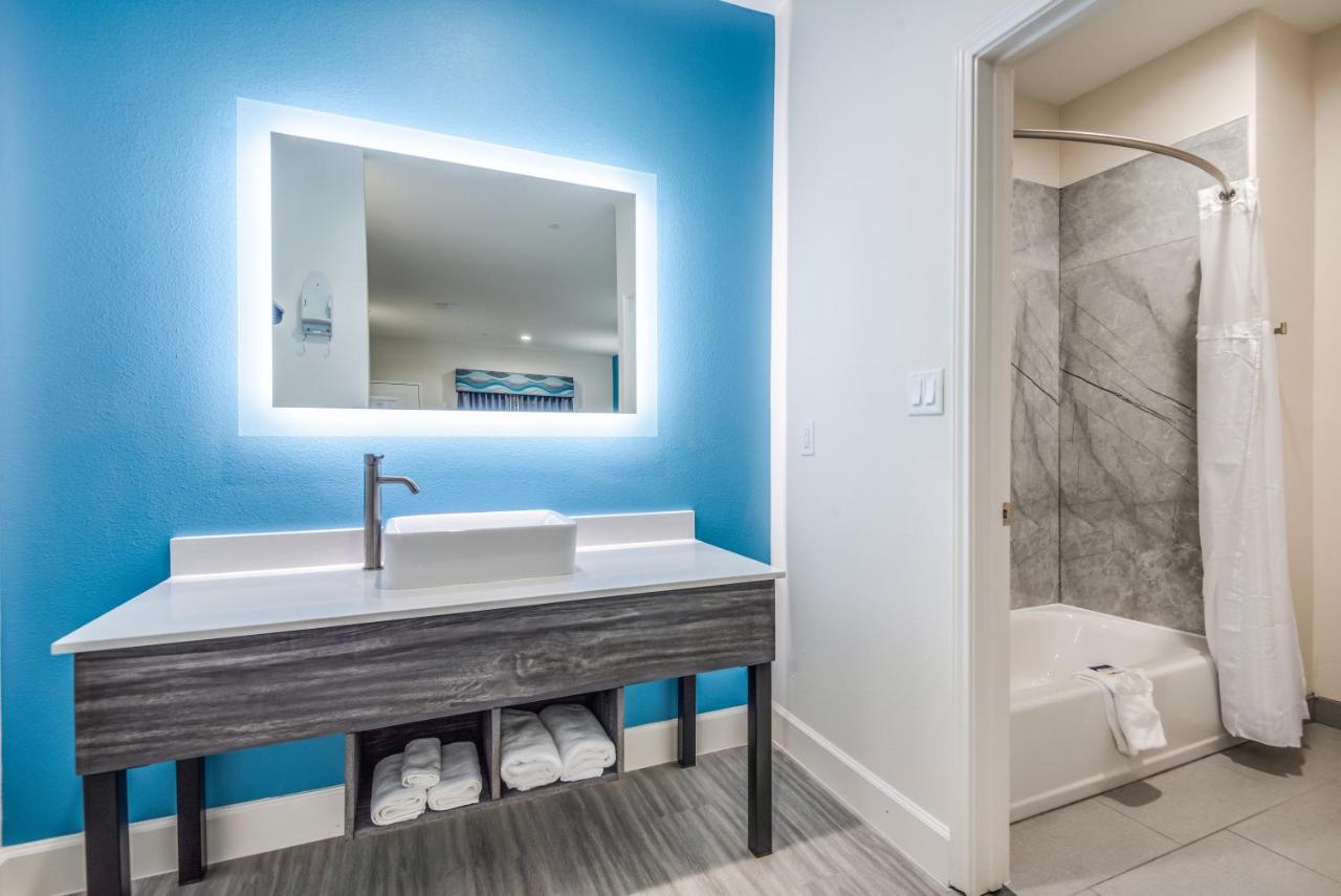 King Suite with Spa Bath at Americas Best Value Inn & Suites Houston at Hwy 6