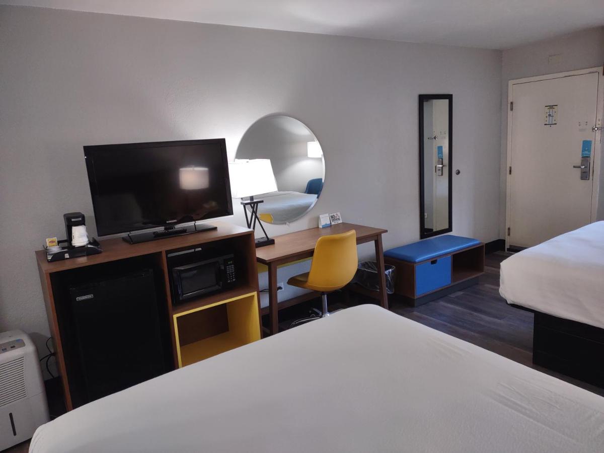 Deluxe Business Queen Room with Two Queen Beds - Non-Smoking at Days Inn by Wyndham Port Charlotte/Punta Gorda