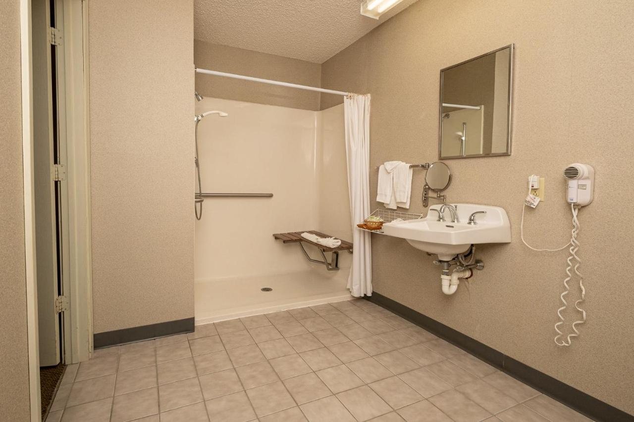 | Hilltop Inn & Suites - North Stonington