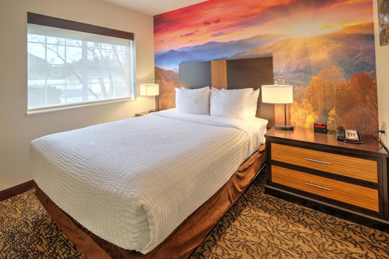 One-Bedroom Suite with One Queen Bed and Sofa Bed at LeConte Hotel & Convention Center, an Ascend Collection Hotel