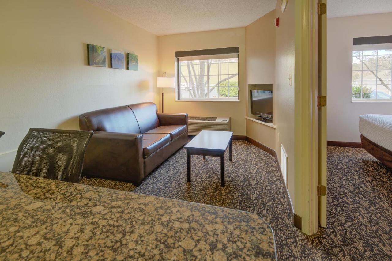 One-Bedroom Suite with One Queen Bed and Sofa Bed at LeConte Hotel & Convention Center, an Ascend Collection Hotel