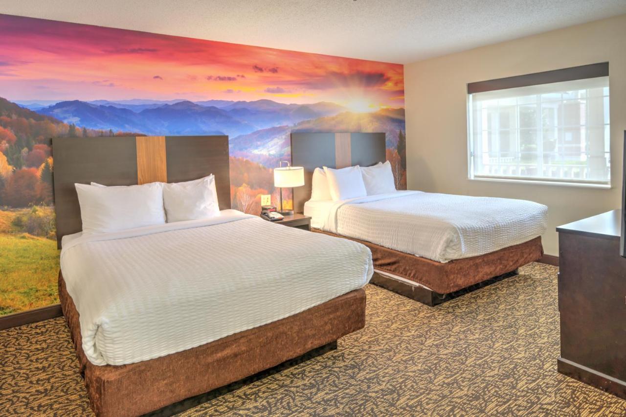 Studio with Two Queen Beds and Sofa Bed at LeConte Hotel & Convention Center, an Ascend Collection Hotel