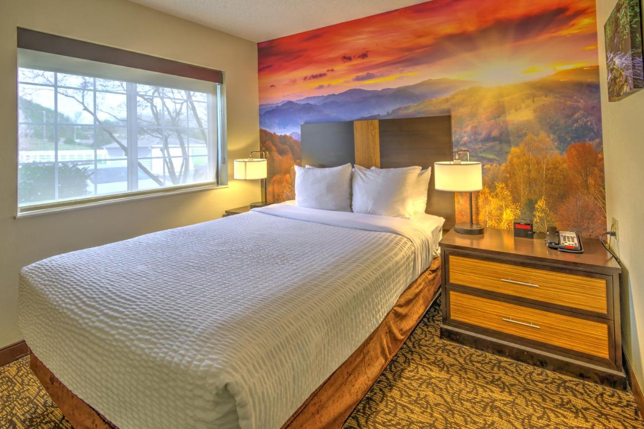 One-Bedroom Suite with One Queen Bed and Sofa Bed at LeConte Hotel & Convention Center, an Ascend Collection Hotel