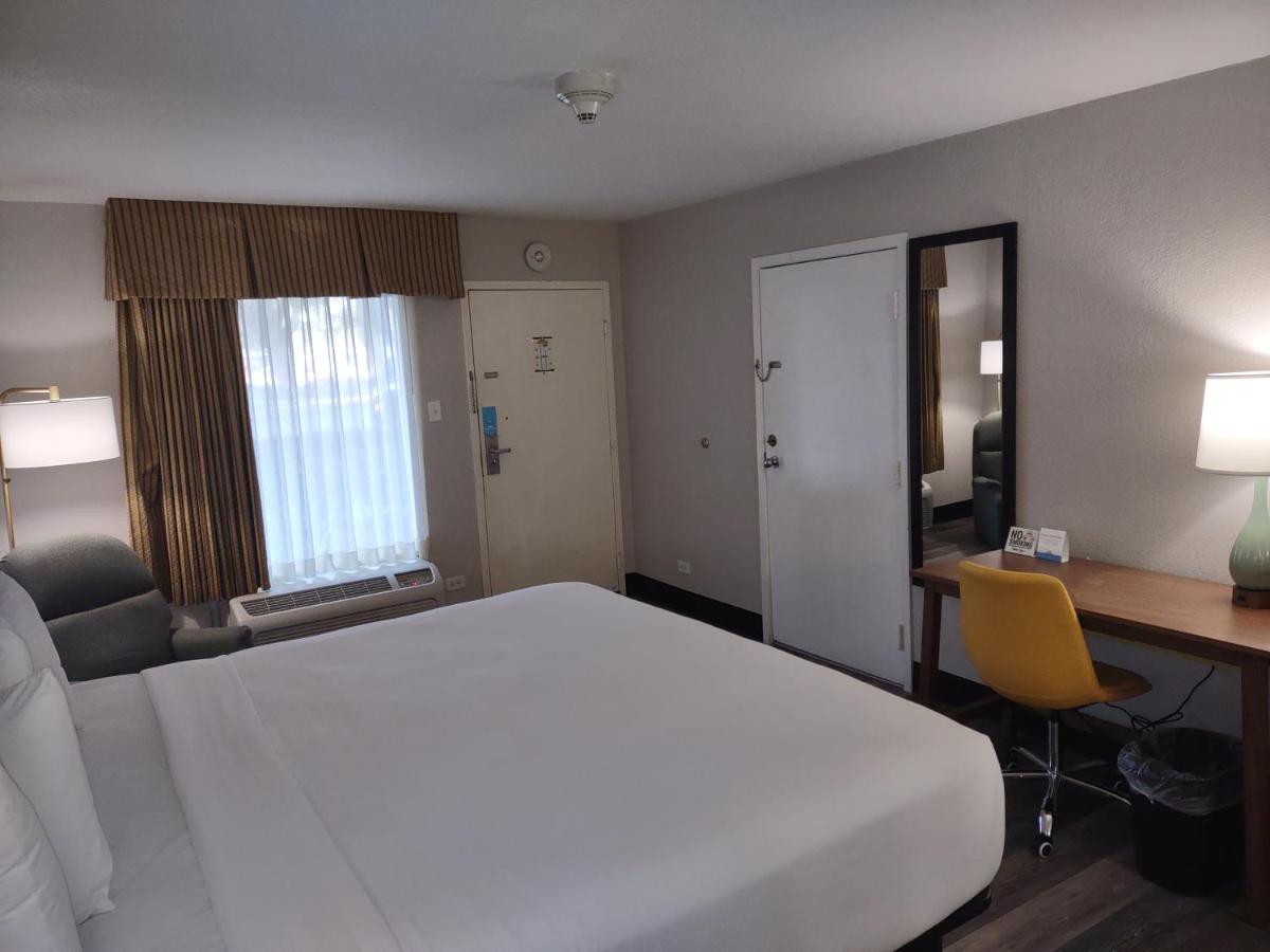 Deluxe Business Queen Room with Two Queen Beds - Non-Smoking at Days Inn by Wyndham Port Charlotte/Punta Gorda