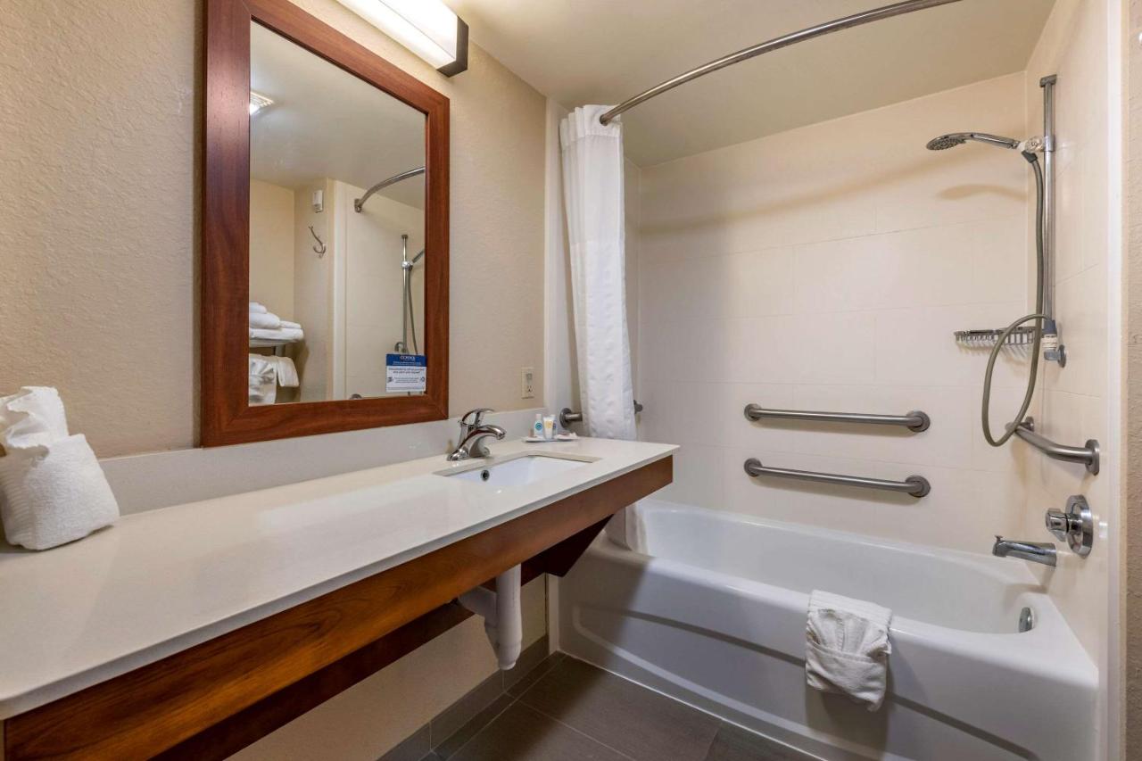 Queen Room - Disability Access/Non-Smoking at Comfort Inn & Suites Orlando North