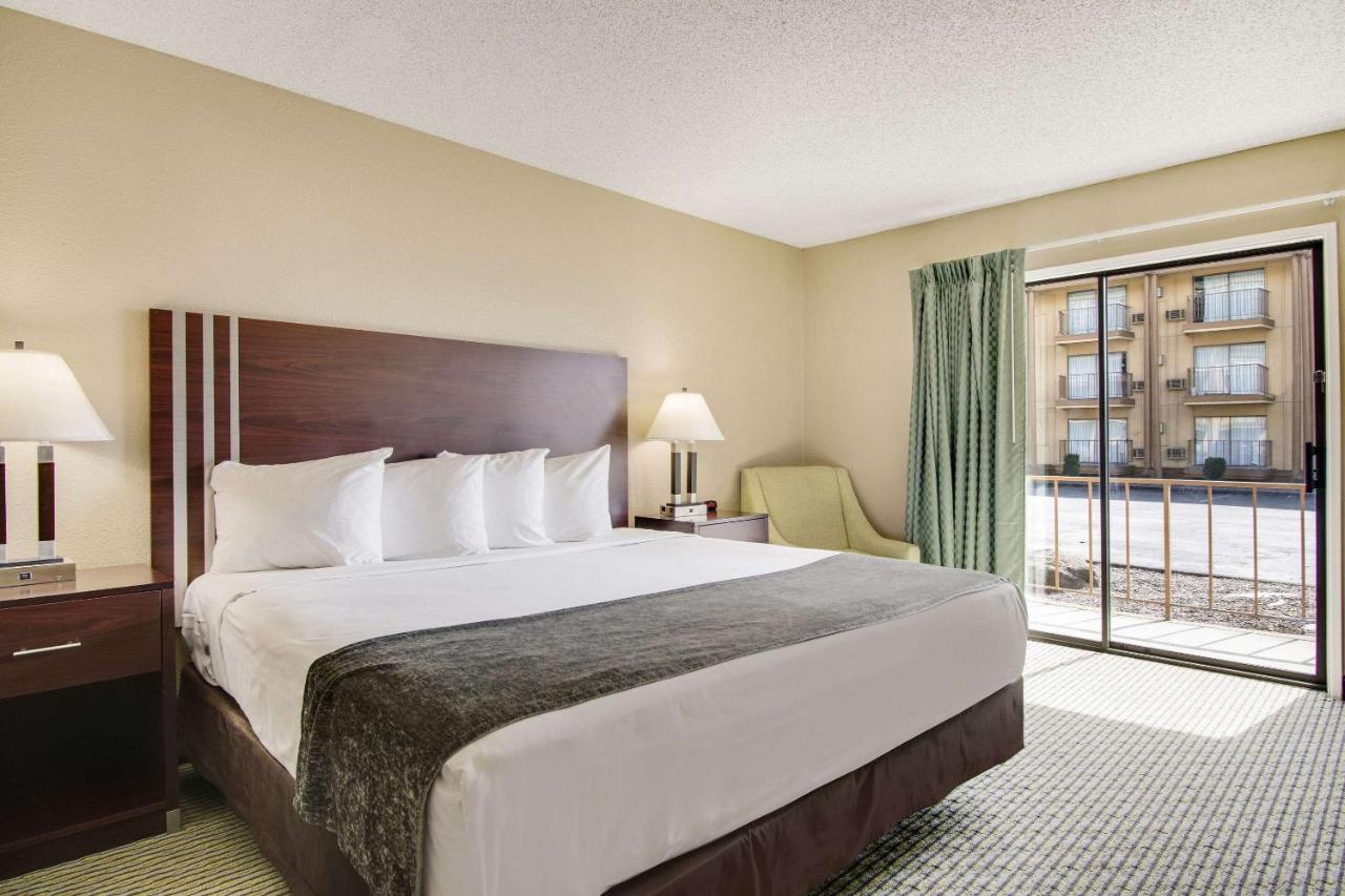King Room - Disability Access/Non-Smoking at Rodeway Inn & Suites Portland - Jantzen Beach