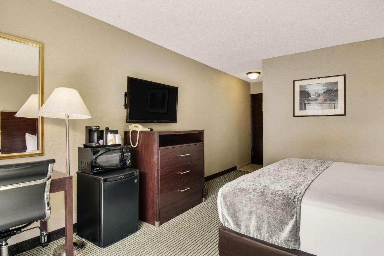 King Room - Disability Access/Non-Smoking at Rodeway Inn & Suites Portland - Jantzen Beach