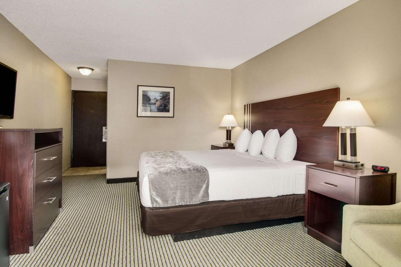 King Room - Disability Access/Non-Smoking at Rodeway Inn & Suites Portland - Jantzen Beach