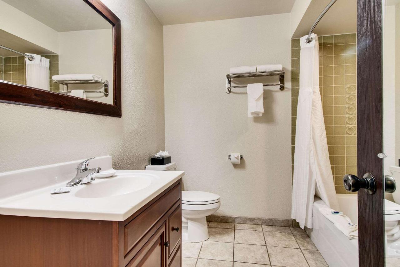 King Room - Non-Smoking at Rodeway Inn & Suites Portland - Jantzen Beach