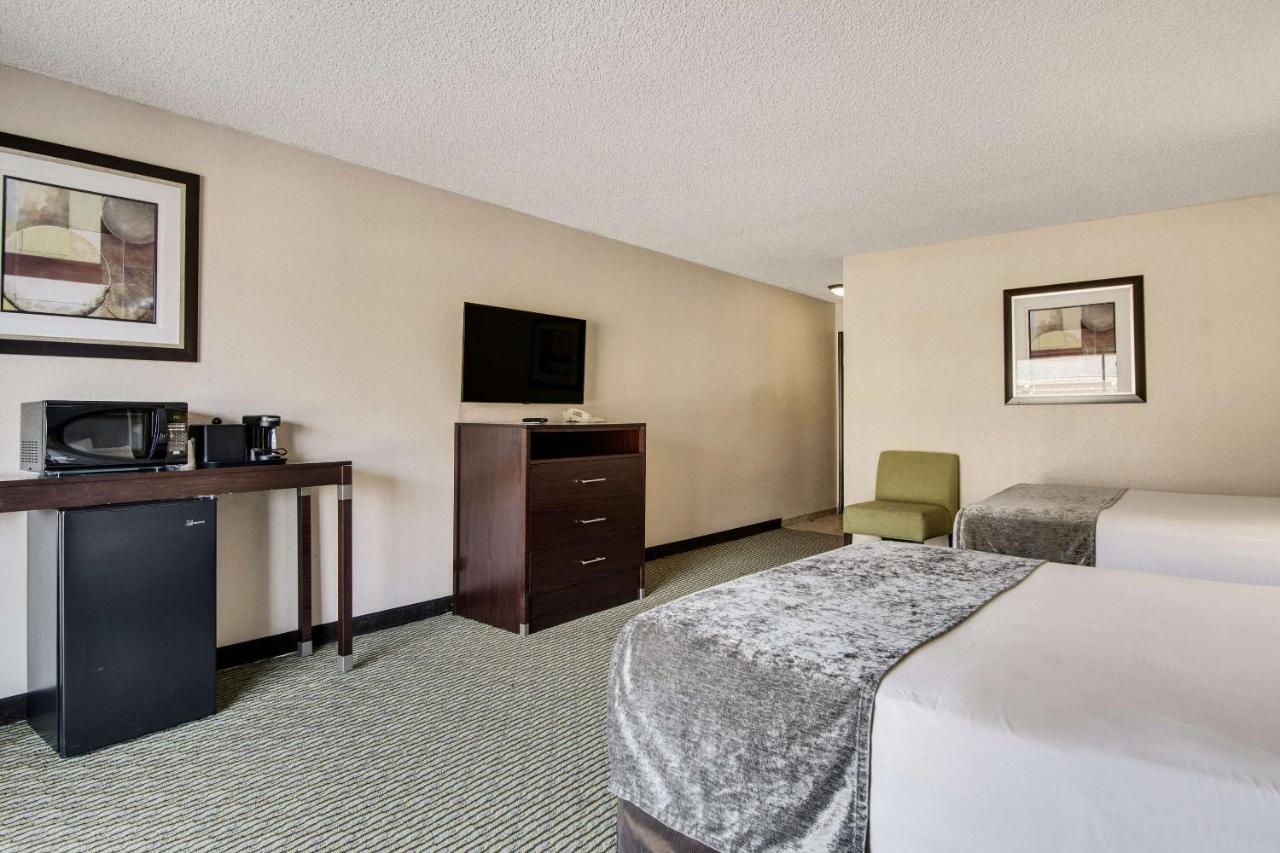 Queen Room with Two Queen Beds - Non-Smoking at Rodeway Inn & Suites Portland - Jantzen Beach