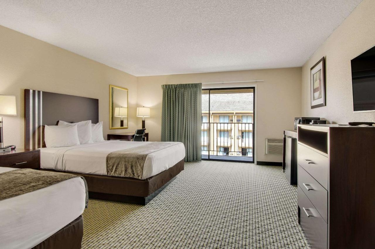 Queen Room with Two Queen Beds - Non-Smoking at Rodeway Inn & Suites Portland - Jantzen Beach