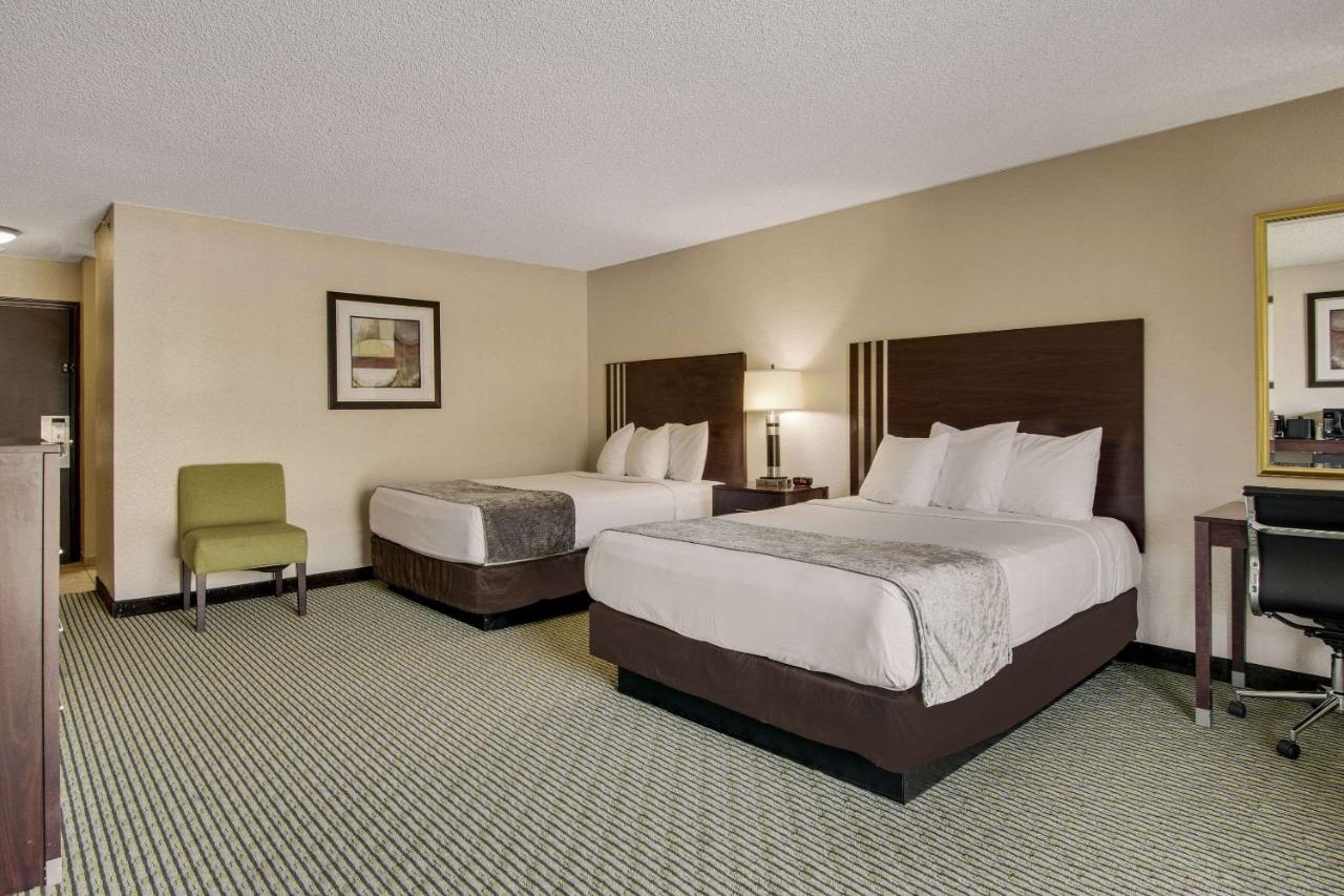 Queen Room with Two Queen Beds - Non-Smoking at Rodeway Inn & Suites Portland - Jantzen Beach