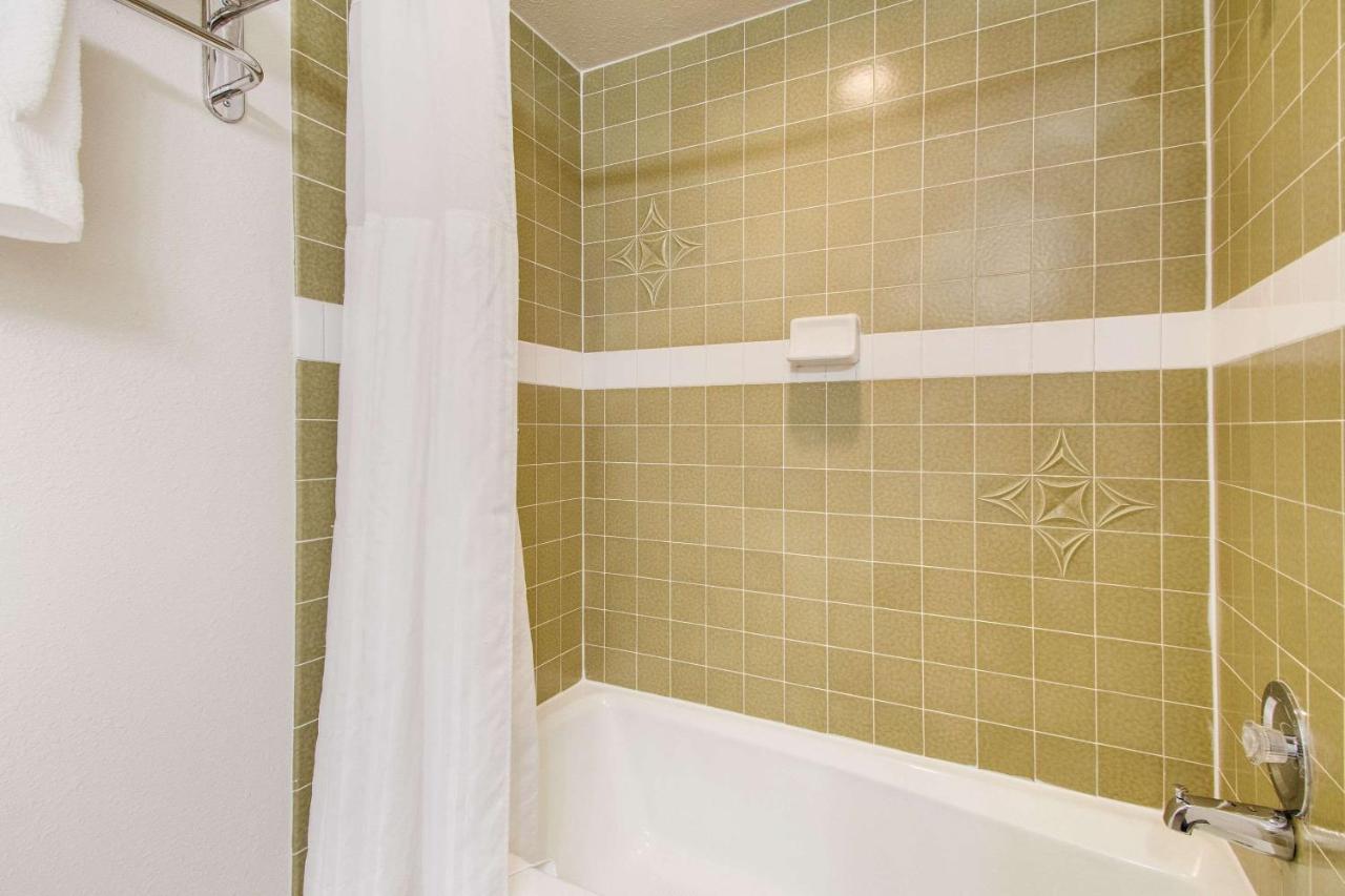Queen Room with Two Queen Beds - Non-Smoking at Rodeway Inn & Suites Portland - Jantzen Beach