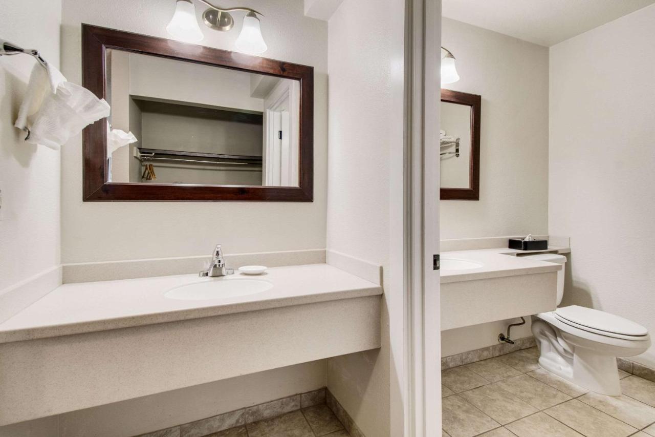 Queen Room with Two Queen Beds - Non-Smoking at Rodeway Inn & Suites Portland - Jantzen Beach