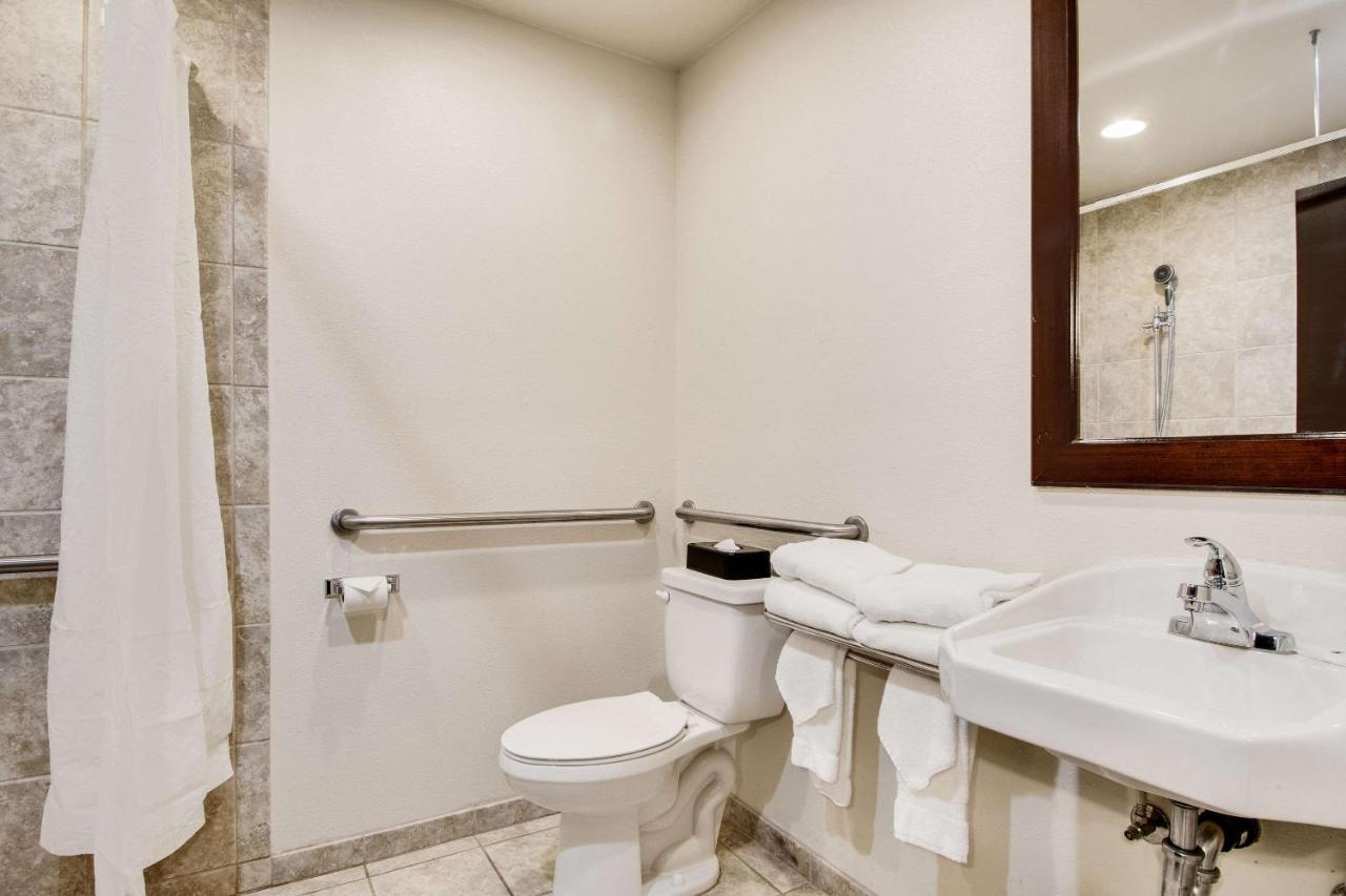 King Room - Disability Access/Non-Smoking at Rodeway Inn & Suites Portland - Jantzen Beach