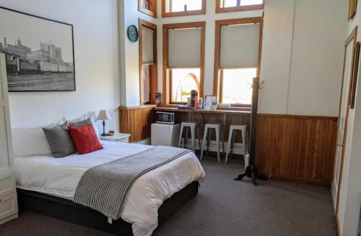 Deluxe Double Room with Extra Bed at Endion Station Inn | Hotel Next to Lake Superior