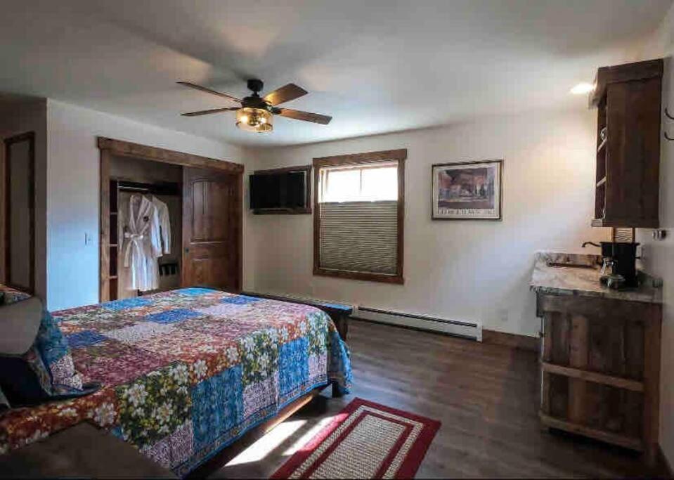 | Clear Creek Inn
