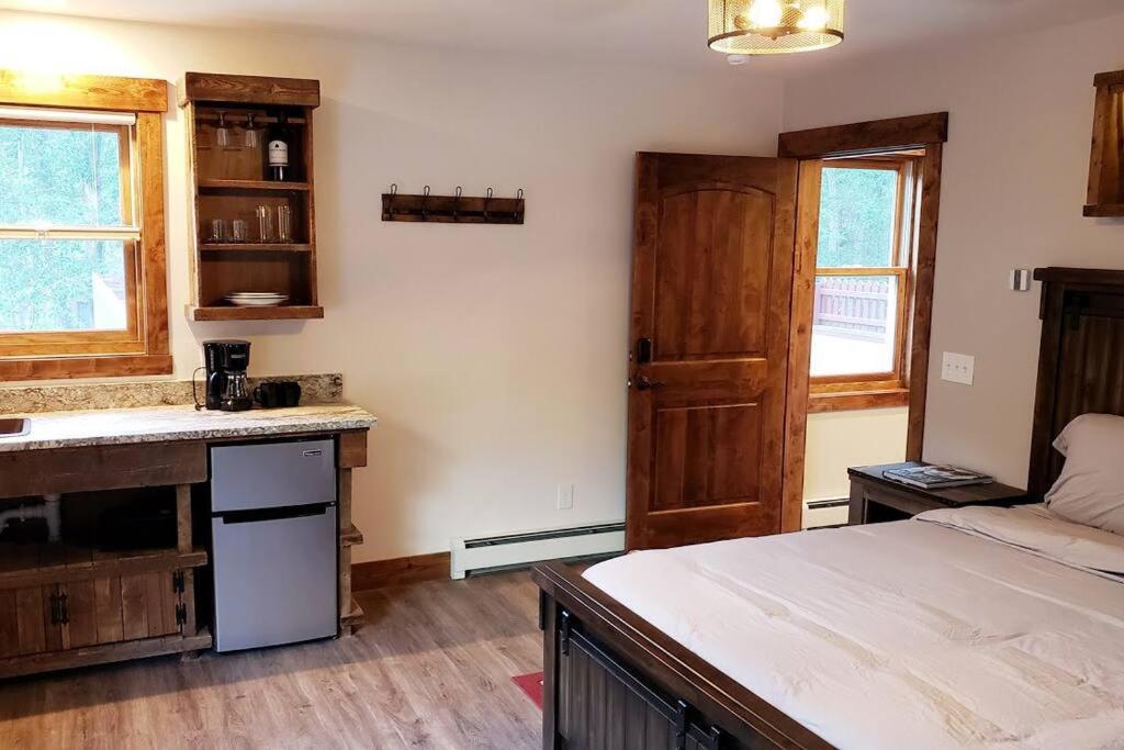 | Clear Creek Inn