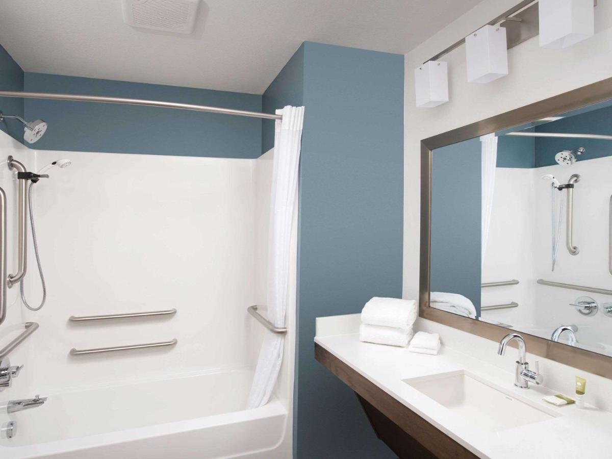 Queen Room with Tub - Accessible/Non Smoking at Woodspring Suites Cedar Park - Austin North