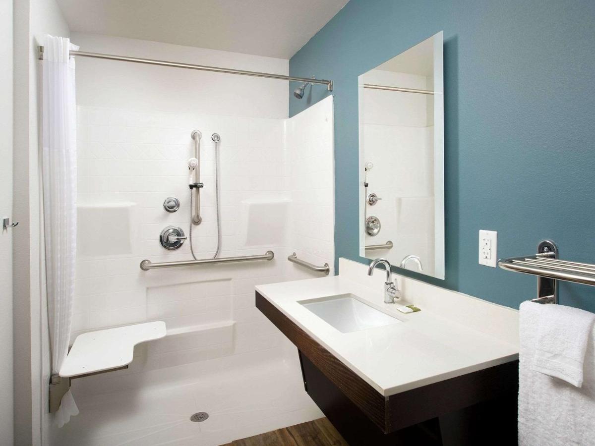 Queen Room with Roll-In Shower - Accessible/Non Smoking at Woodspring Suites Cedar Park - Austin North