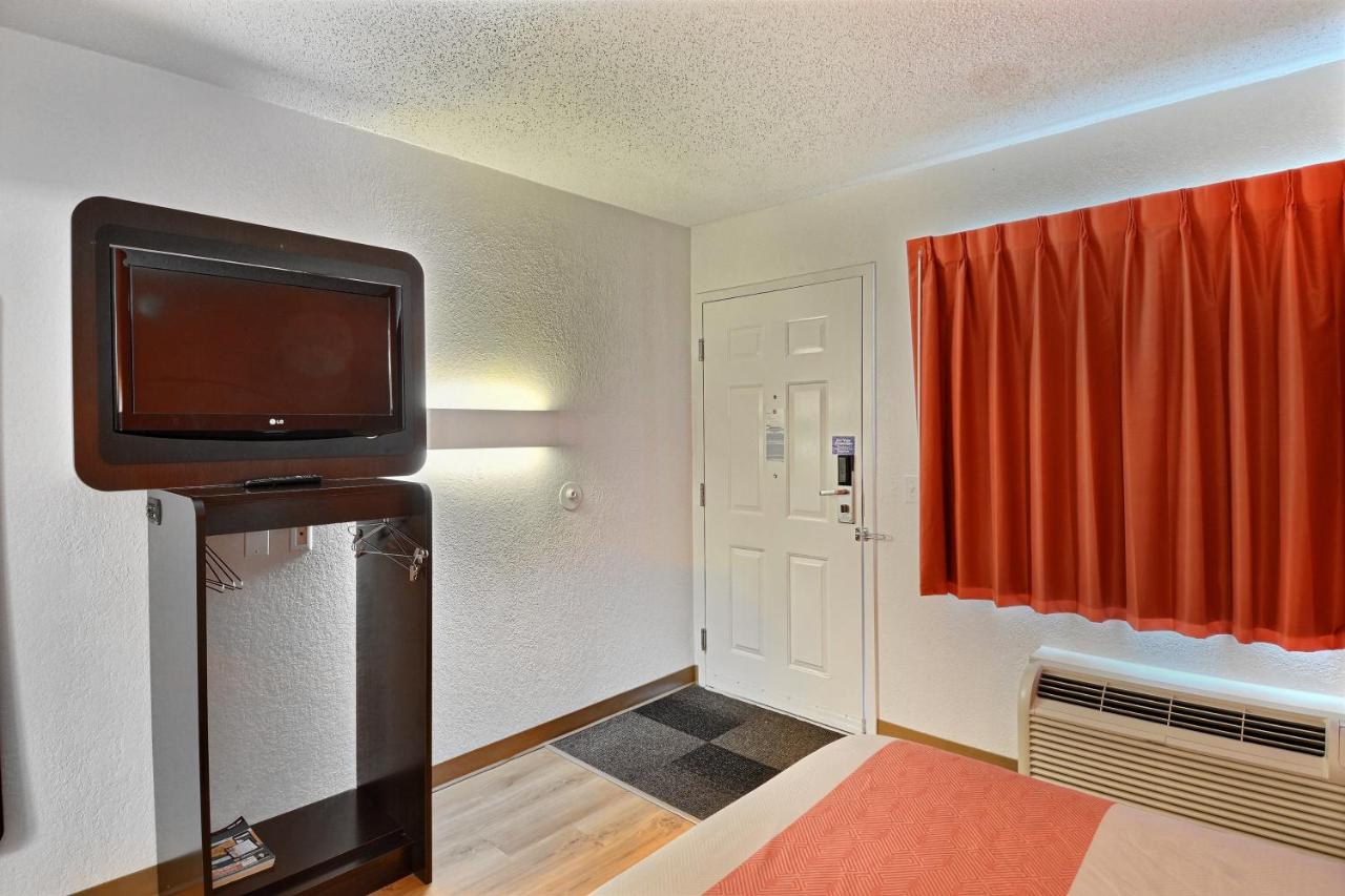 | Motel 6-Tewksbury, MA - Boston