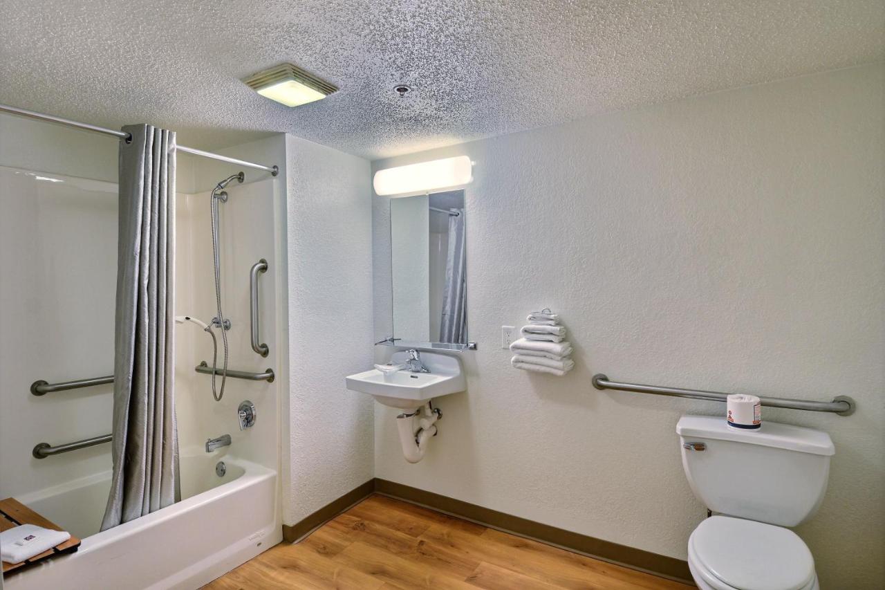 | Motel 6-Tewksbury, MA - Boston