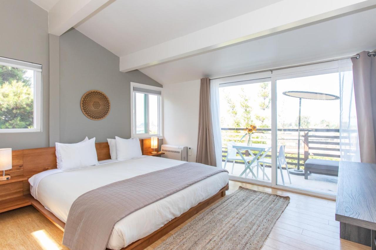 | Inn at Moonlight Beach