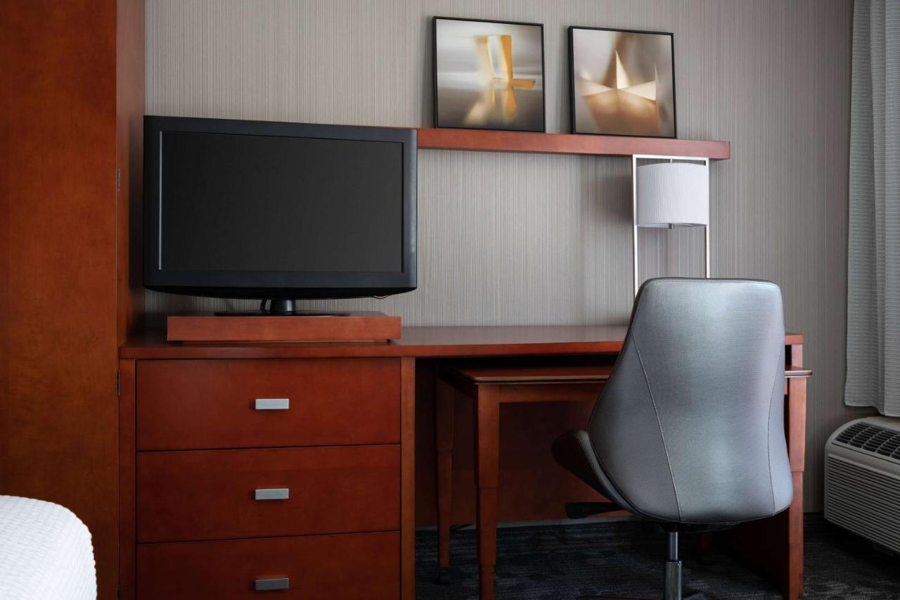 Guestroom Two Doubles at Sonesta Select Phoenix Camelback