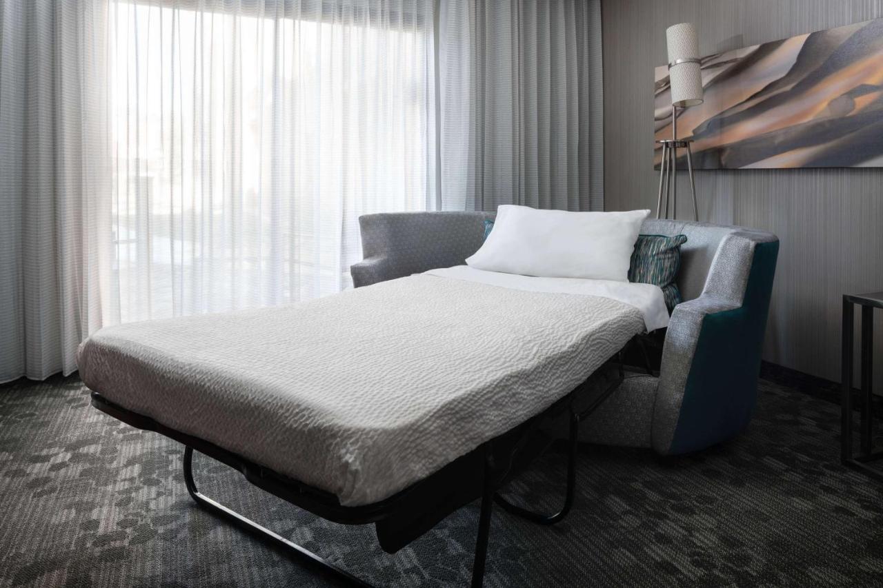 Guestroom King Room with Sofabed at Sonesta Select Phoenix Camelback