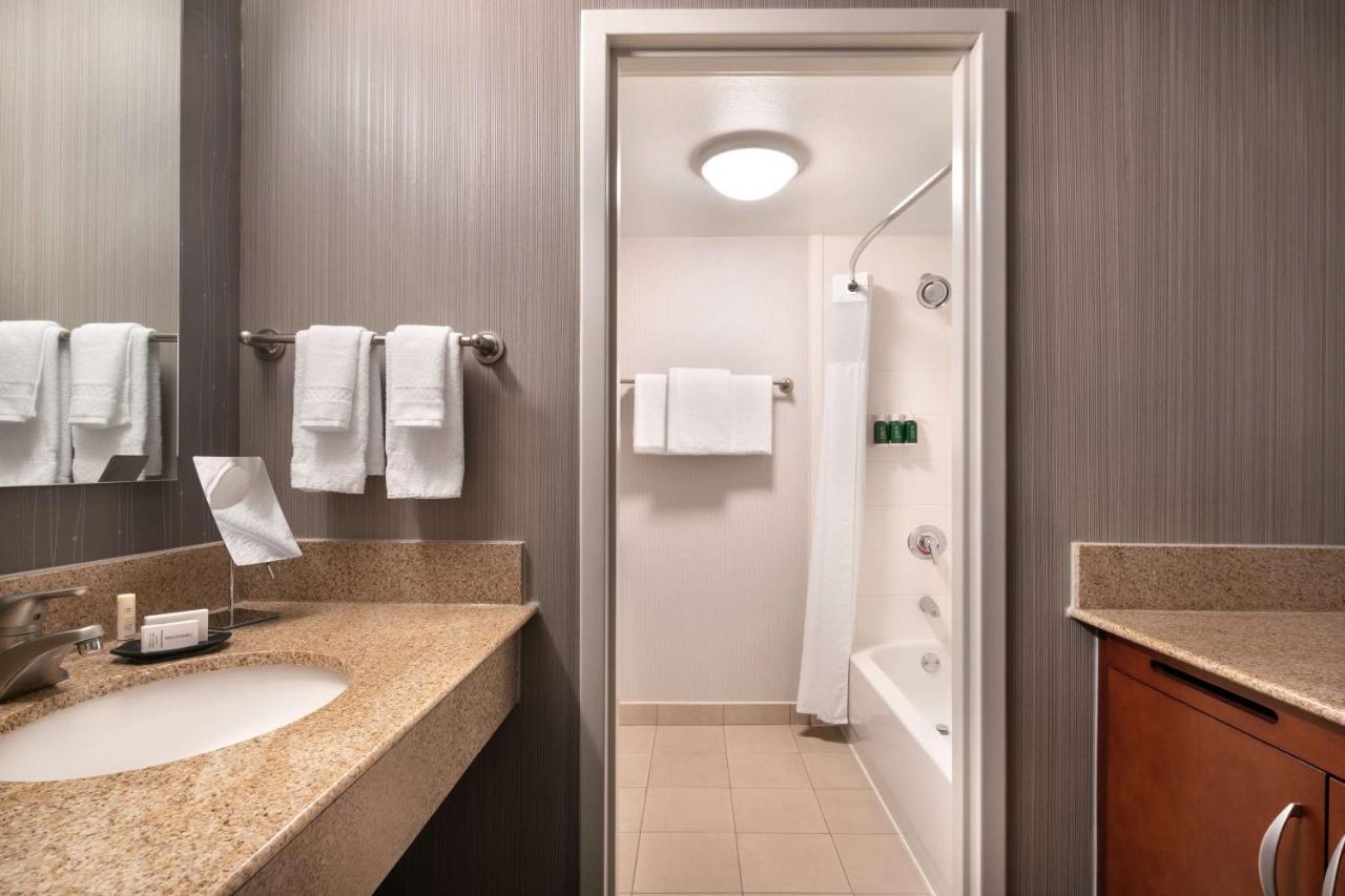 Guestroom Two Doubles at Sonesta Select Phoenix Camelback