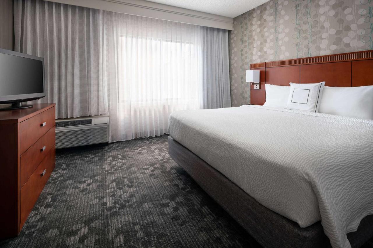 One Bedroom Suite King at Sonesta Select Phoenix Camelback