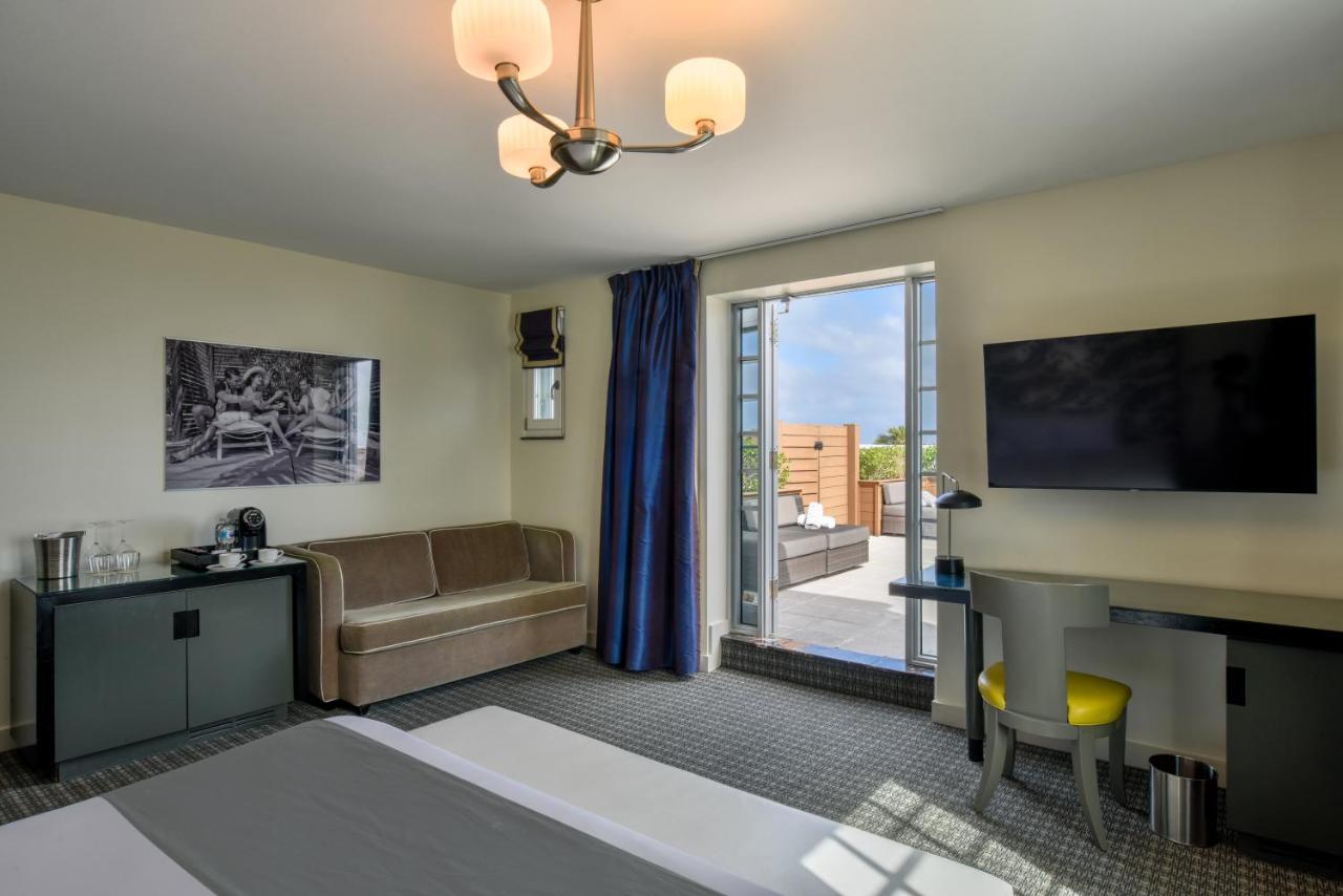 Deluxe Junior Suite One King Bed with Sofa Bed and Balcony at Hotel Breakwater South Beach
