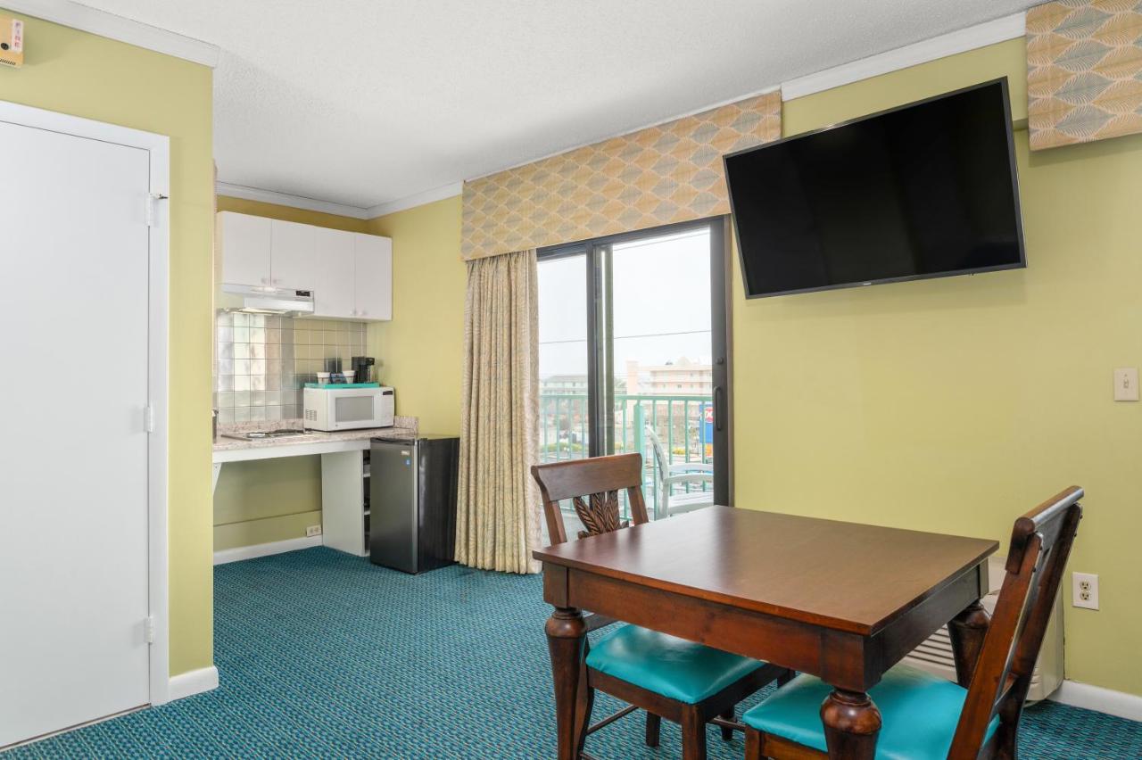 Queen Studio - Disability Access at Cayman Suites Hotel