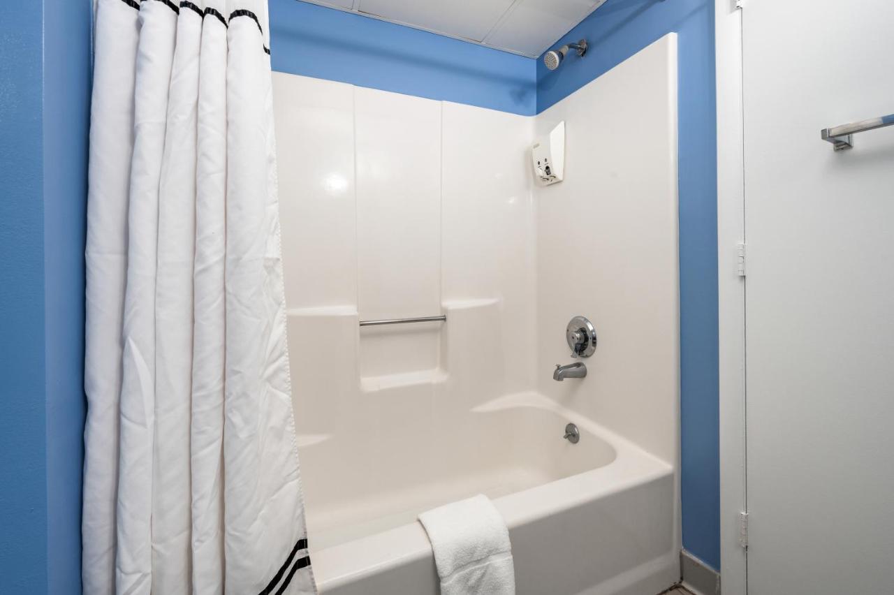 Queen Suite at Cayman Suites Hotel