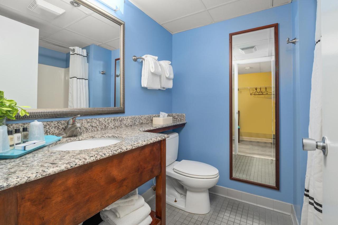 Queen Suite at Cayman Suites Hotel