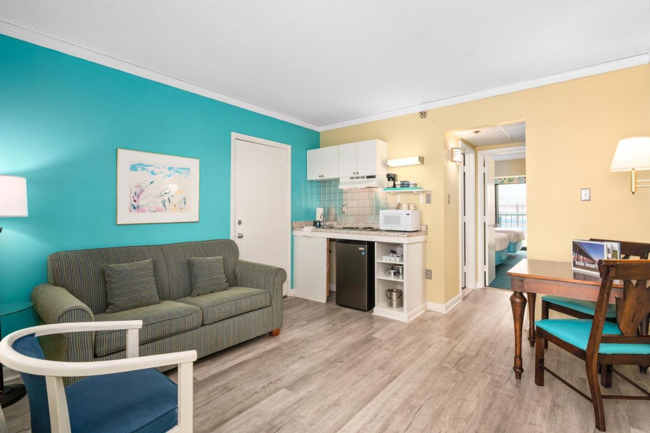 Queen Suite at Cayman Suites Hotel