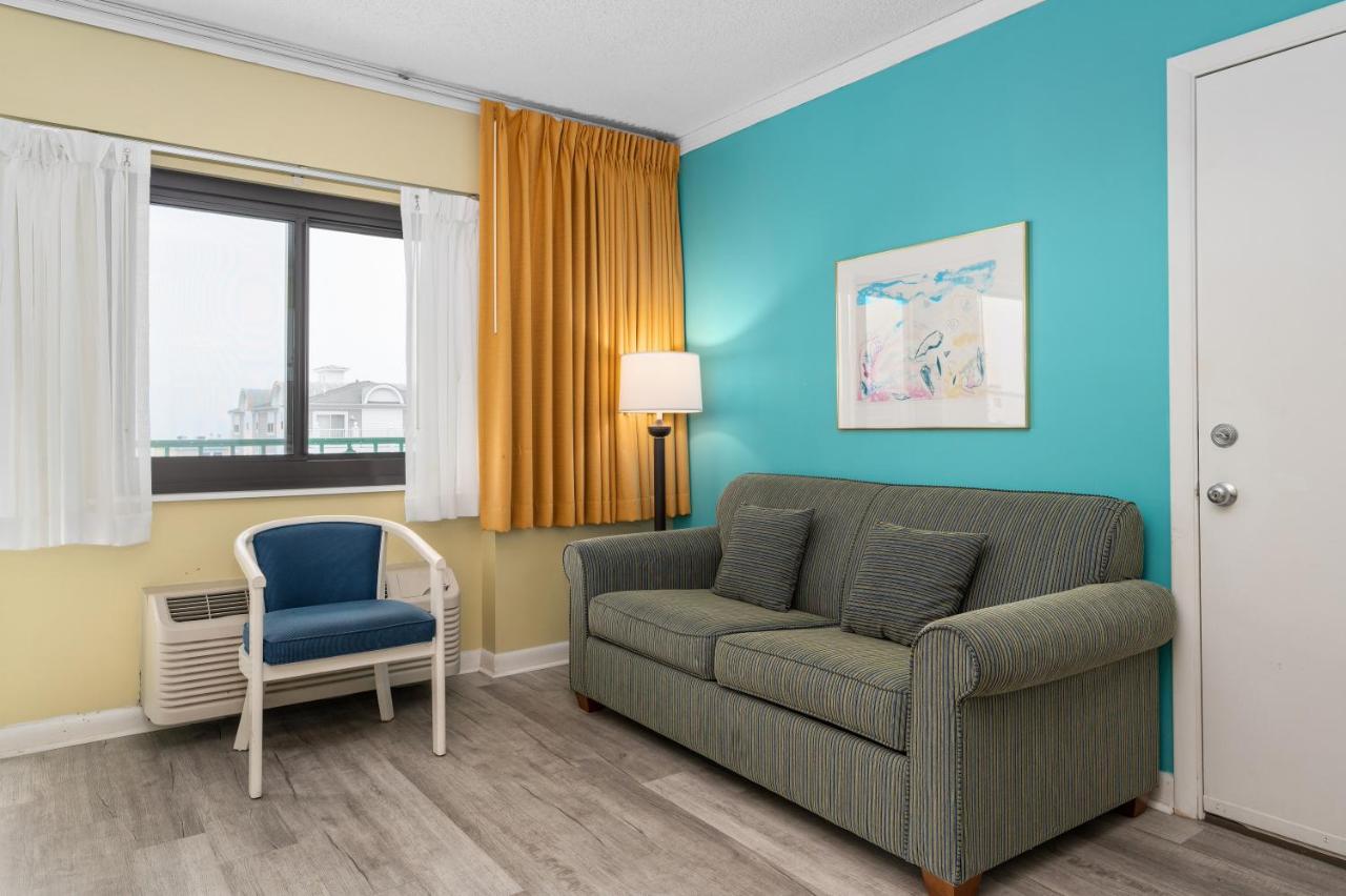 Queen Suite at Cayman Suites Hotel