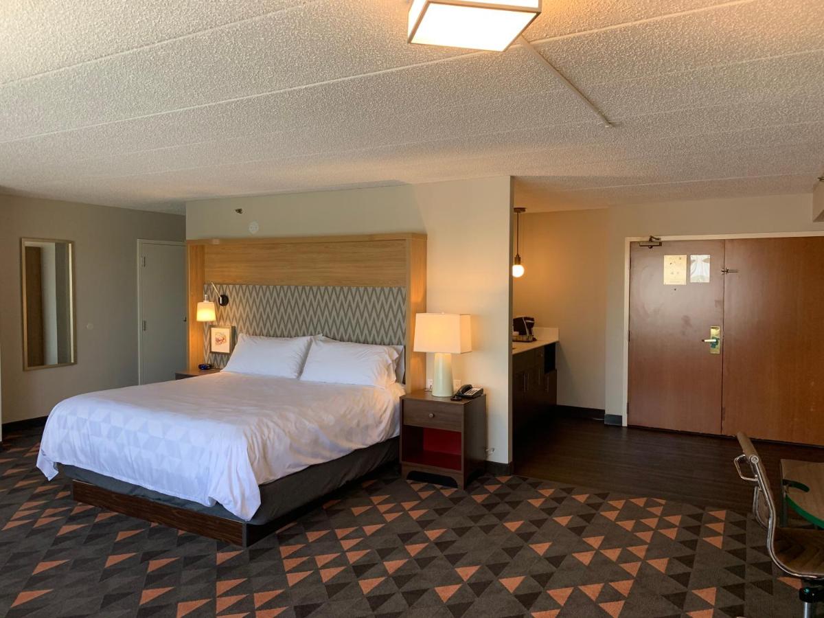| Holiday Inn Chicago Nw Crystal Lk Conv Ctr, an IHG Hotel