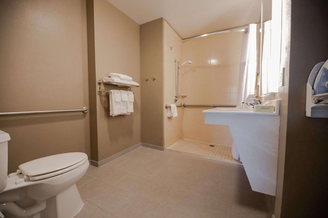Queen Studio Suite with Roll-In Shower - Mobility/Hearing Accessible at Sonesta ES Suites Baton Rouge University at Southgate