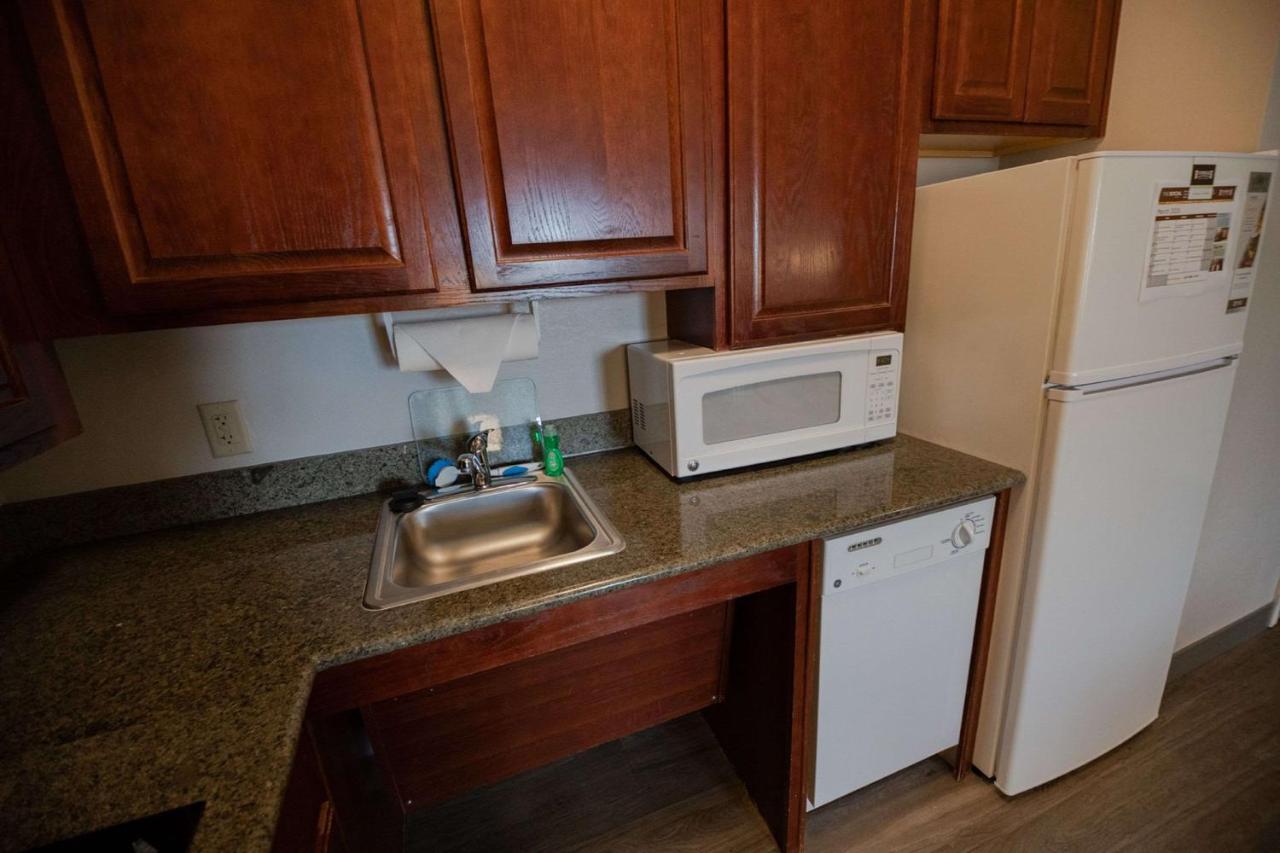 Queen Studio Suite with Roll-In Shower - Mobility/Hearing Accessible at Sonesta ES Suites Baton Rouge University at Southgate