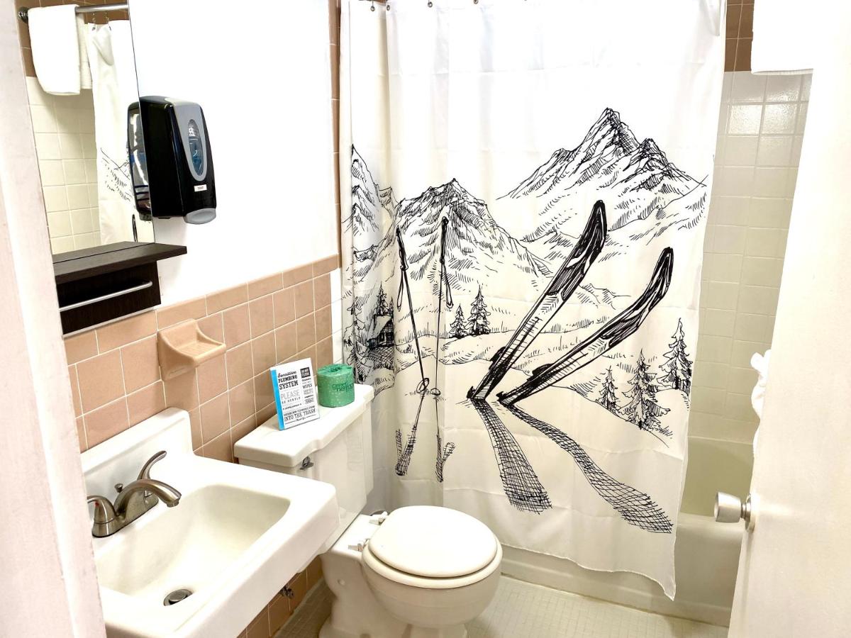 | Snowdon Chalet Motel