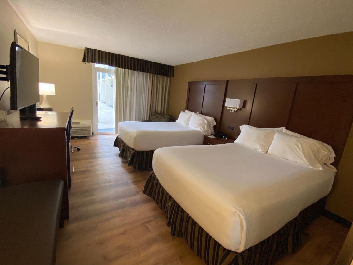 Two Double Beds - Non Smoking at Wyndham Garden Warsaw