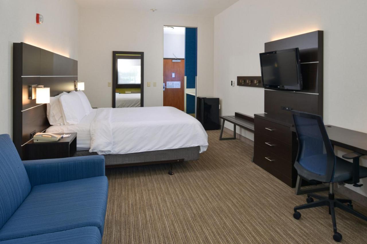 Suite with Mobility Accessible Tub - Non-Smoking at Holiday Inn Express Madera - Yosemite Park Area by IHG