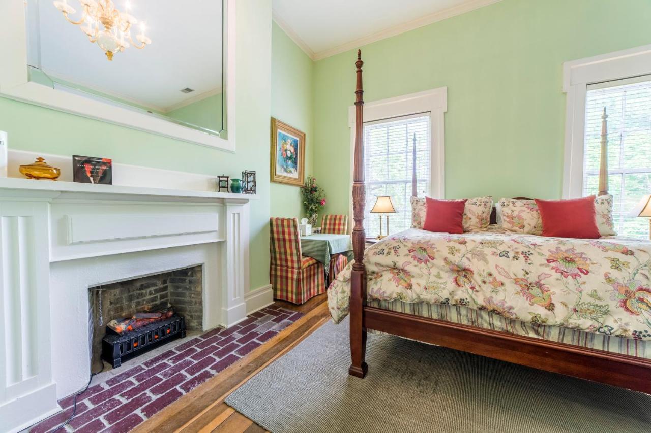 | Bourbon Manor Bed & Breakfast Inn