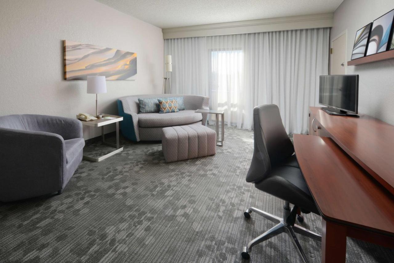 Mobility Accessible One Bedroom Suite King Bathtub at Sonesta Select Dallas Central Expressway